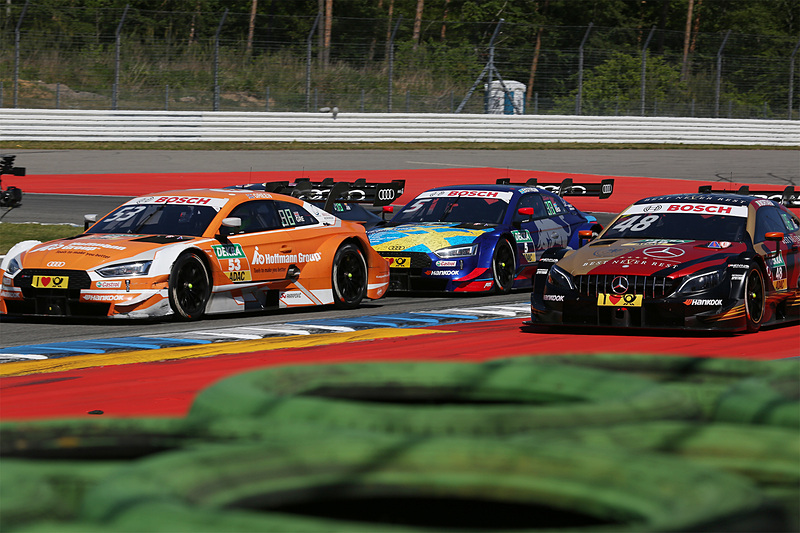 マシンの全面に寄せ書きされたメッセージを持ってラストランするマティアス・エクストローム