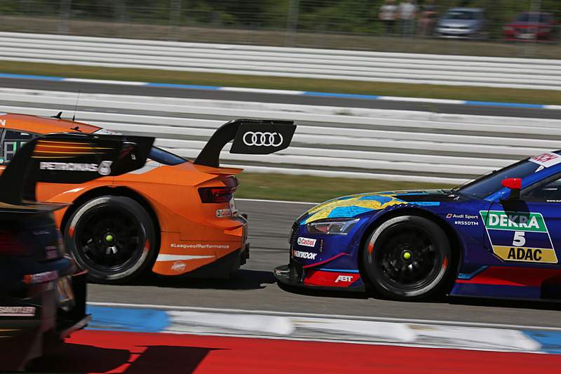 マシンの全面に寄せ書きされたメッセージを持ってラストランするマティアス・エクストローム