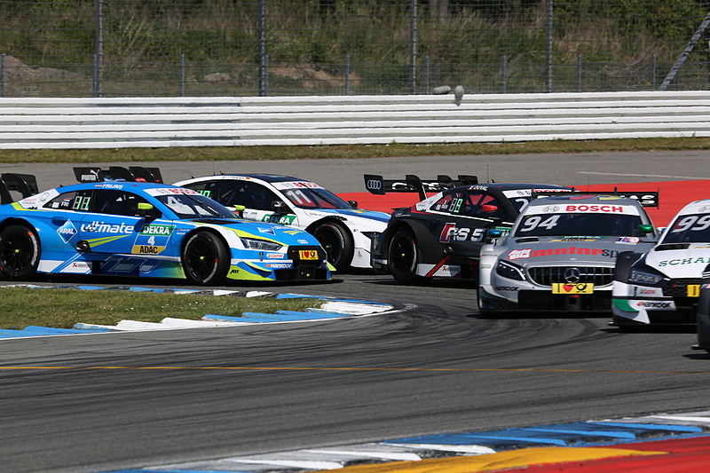 熾烈なポジション争い（25号車はフィリップ・エング）