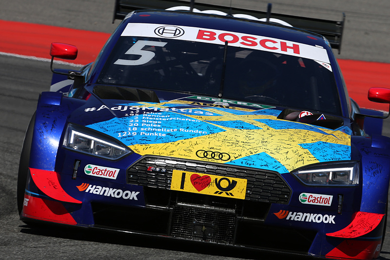 マシンの全面に寄せ書きされたメッセージを持ってラストランするマティアス・エクストローム