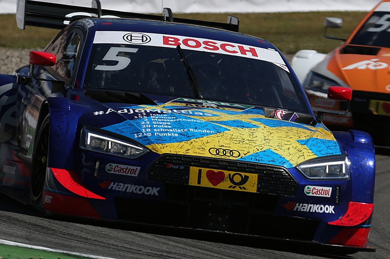 マシンの全面に寄せ書きされたメッセージを持ってラストランするマティアス・エクストローム