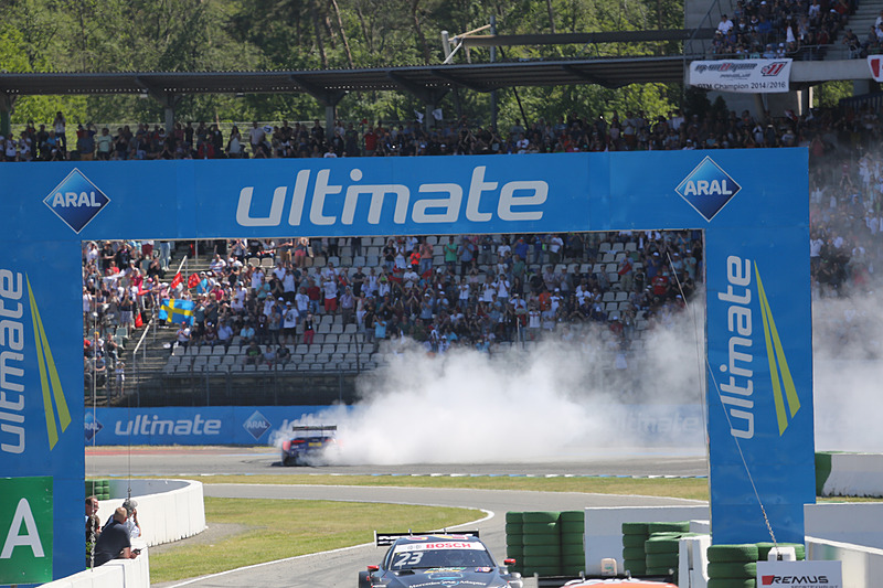 ラストランを終えタイヤスモークでファンサービスするマティアス・エクストローム