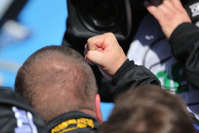 雄叫び、ガッツポーズするティモ・グロックのメカニック