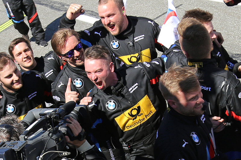 雄叫び、ガッツポーズするティモ・グロックのメカニック