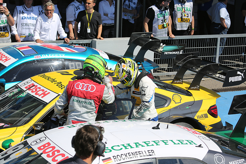 最終ラップで2位を獲得したマイク・ロッケンフェラーと握手する優勝のティモ・グロック（右）