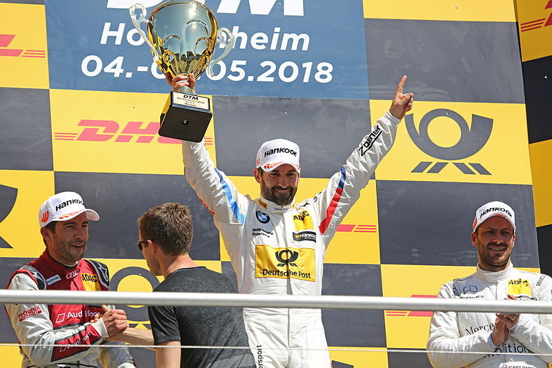 優勝のティモ・グロック。左は2位のマイク・ロッケンフェラー、右は3位のガリー・パフェット