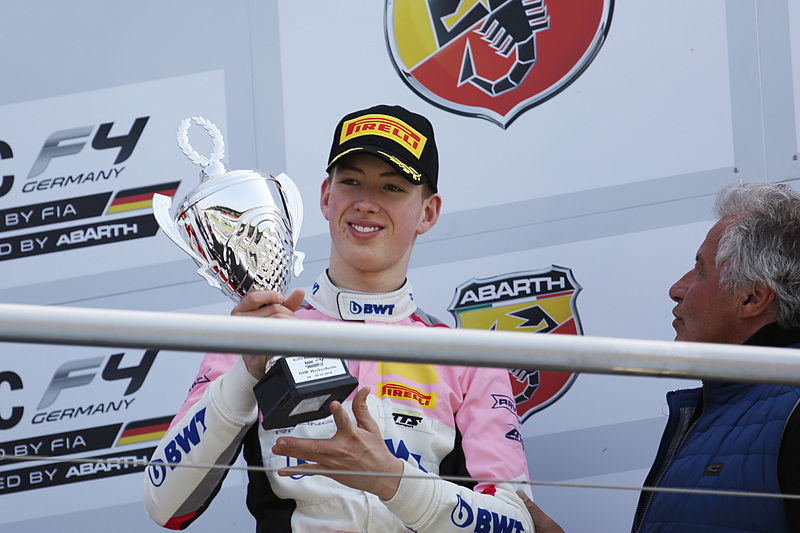 F4選手権でプロドライバーとしてのキャリアをスタート。F4レース1で総合4位に入賞した、元F1ドライバーのラルフ・シューマッハの息子デビッド・シューマッハ