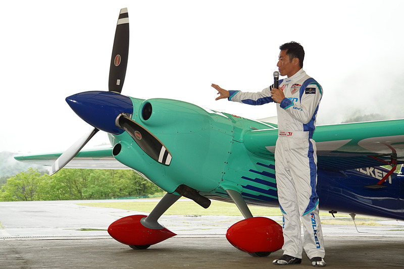 機体の改良ポイントについて説明する室屋選手