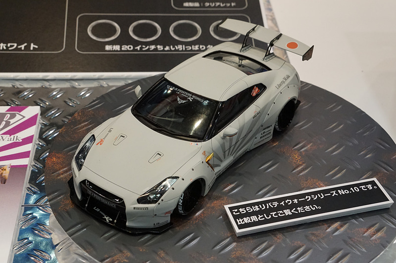アオシマブースに展示されたリバティウォークの「GT-R」