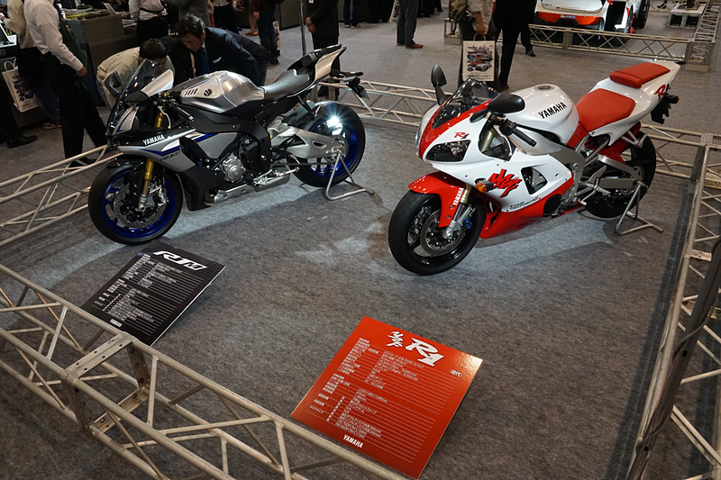 タミヤブースに展示された「YZF-R1M」（左）、「YZF-R1」（右）