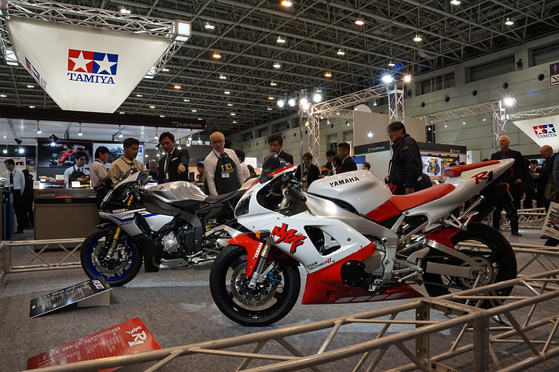 タミヤブースに展示された「YZF-R1M」（左）、「YZF-R1」（右）