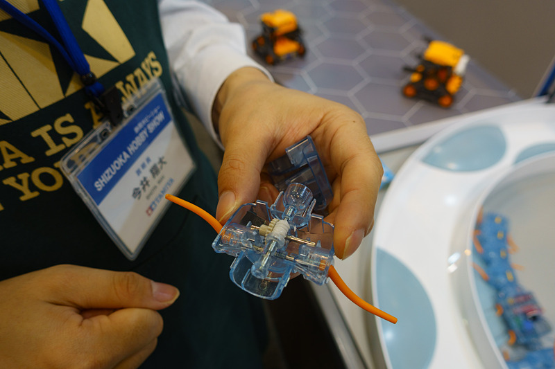 ムカデロボット工作セットの胴節。ユニバーサルジョイントにウォームギアによる駆動軸転換など見どころが多い