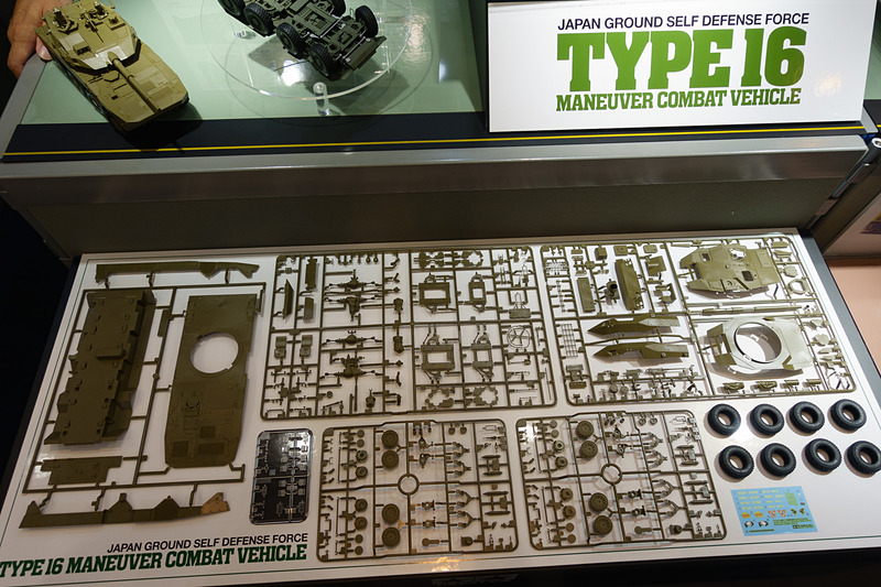 パーツレイアウト。右下はゴム製のタイヤ
