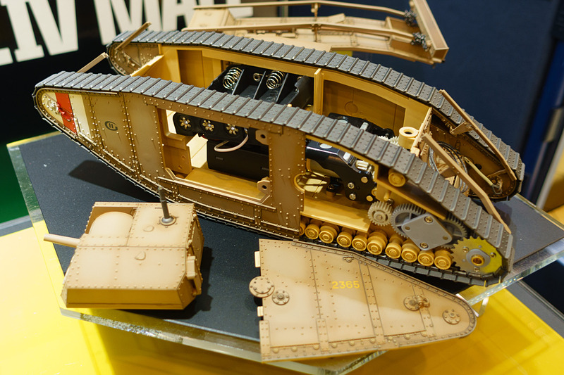 マークIV メールの内部構造。細密なギア、そして左右の駆動輪をコントロールするモーターの配置などが分かる