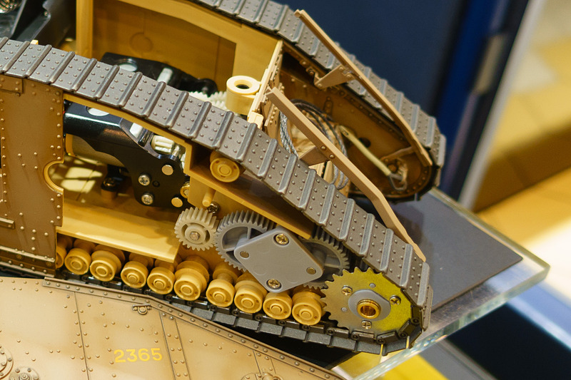 マークIV メールの内部構造。細密なギア、そして左右の駆動輪をコントロールするモーターの配置などが分かる