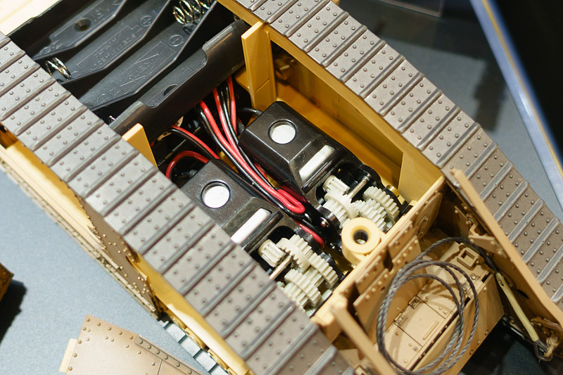 マークIV メールの内部構造。細密なギア、そして左右の駆動輪をコントロールするモーターの配置などが分かる