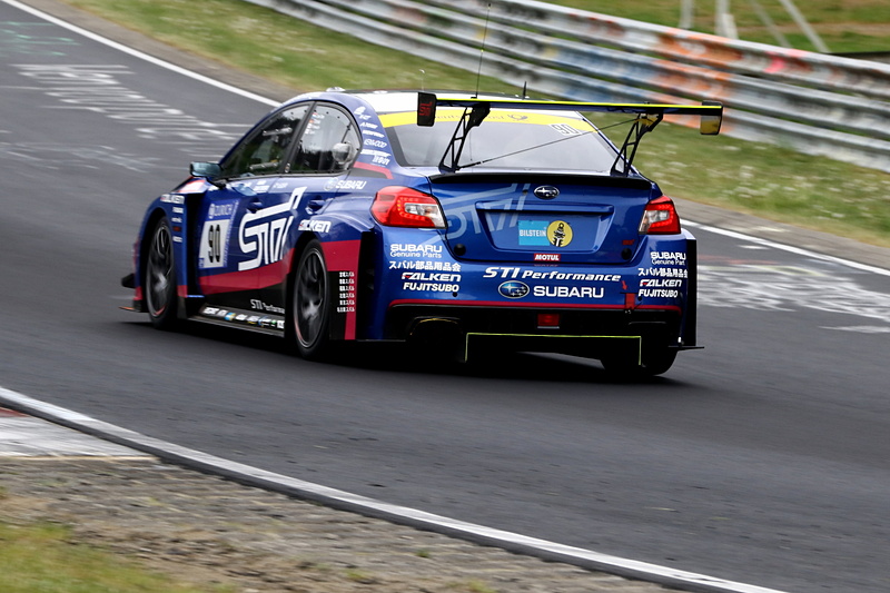 練習走行を行なう90号車「SUBARU WRX STI」