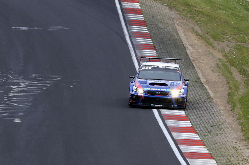 練習走行を行なう90号車「SUBARU WRX STI」