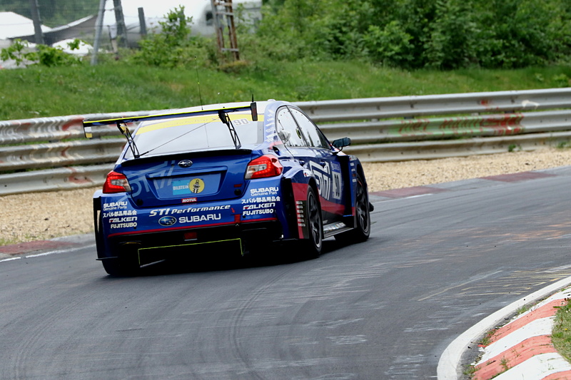 練習走行を行なう90号車「SUBARU WRX STI」