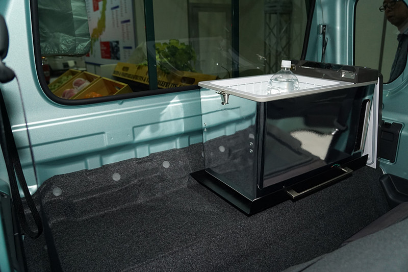 シートバックスペースとして250×1235×920mm（長さ×横幅×高さ）の容量を確保したインテリア