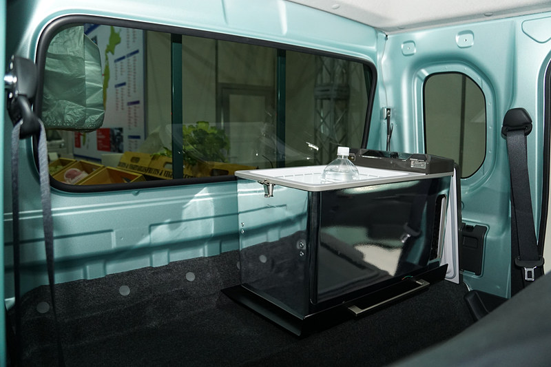 シートバックスペースとして250×1235×920mm（長さ×横幅×高さ）の容量を確保したインテリア