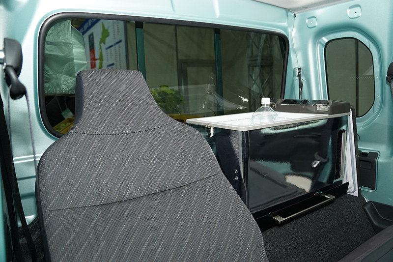 シートバックスペースとして250×1235×920mm（長さ×横幅×高さ）の容量を確保したインテリア