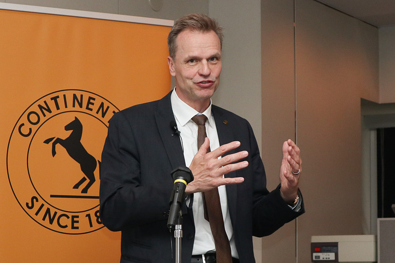 事前説明会でプレゼンテーションを行なうコンチネンタル・オートモーティブ株式会社 CEO バート・ヴォーフラム氏