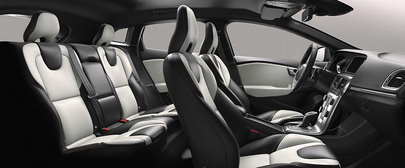 チャコール/ブロンド（S16Ｆ）のデュアルトーンレザーシートを採用したインテリア