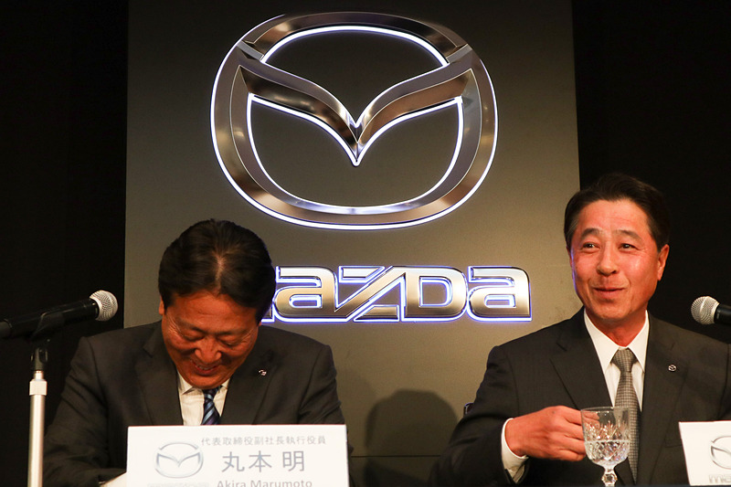 丸本氏の人物像について問われ、小飼氏が「従業員に対しての細かな目配りや配慮などが、見た目以上にすばらしい」とコメントし、丸本氏は苦笑いを見せた