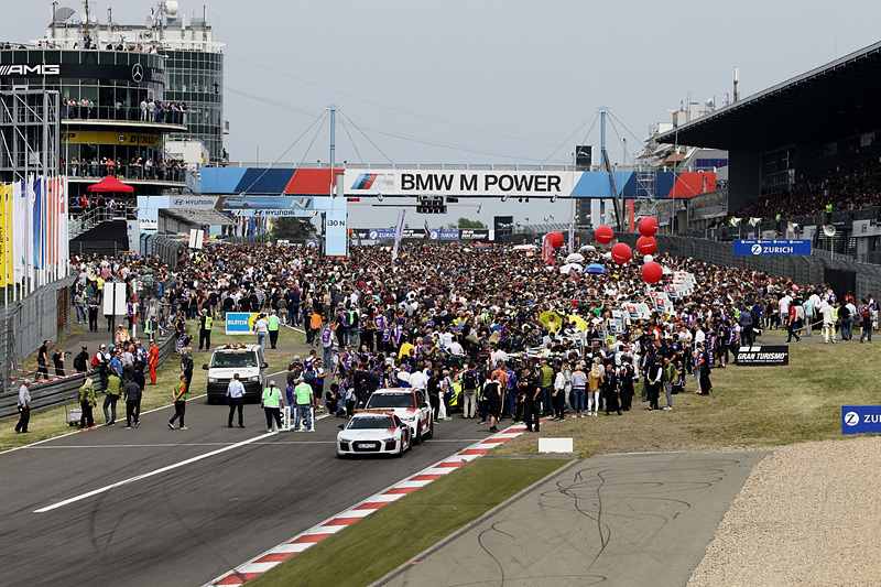 決勝レースがスタートする前にはグリッドウォークが行なわれ、大勢のファンが詰めかけた