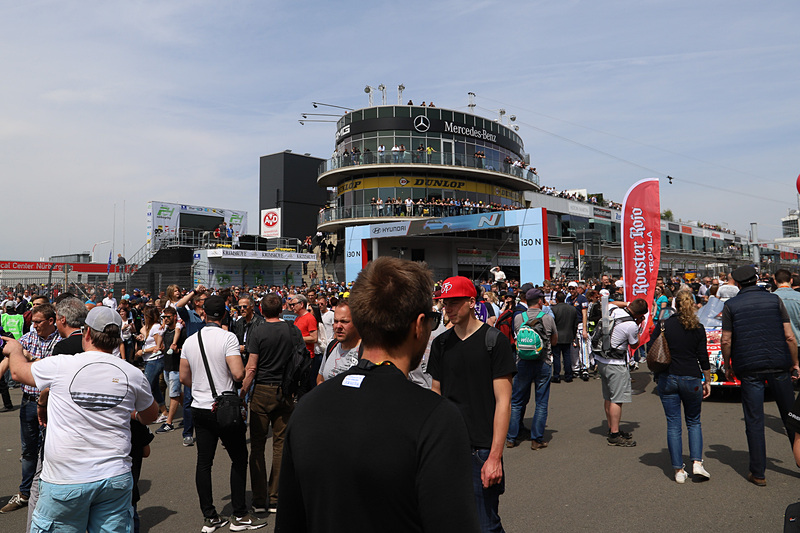 決勝レースがスタートする前にはグリッドウォークが行なわれ、大勢のファンが詰めかけた