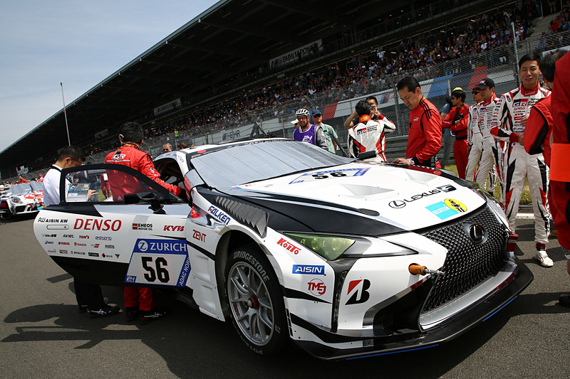 スターティンググリッドにつく56号車 Lexsus LC