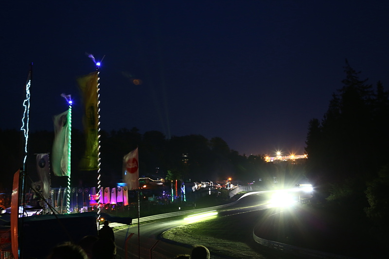 12時間が過ぎ、夜を迎えた「第46回 ニュルブルクリンク24時間耐久レース」