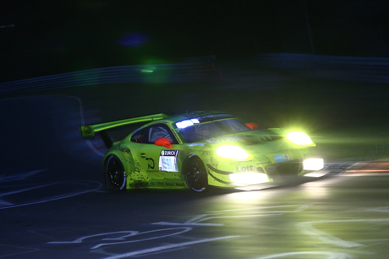 序盤からレースをリードしたManthey Racingの911号車 Porsche 911 GT3 Rだが、67周目でスピンを喫してしまいガードレールと接触。そのままピットへと運ばれた