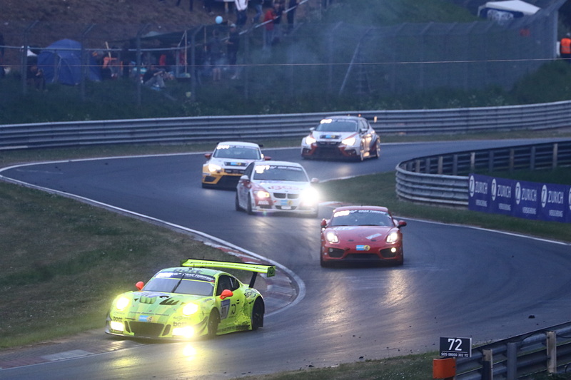 序盤からレースをリードしたManthey Racingの911号車 Porsche 911 GT3 Rだが、67周目でスピンを喫してしまいガードレールと接触。そのままピットへと運ばれた