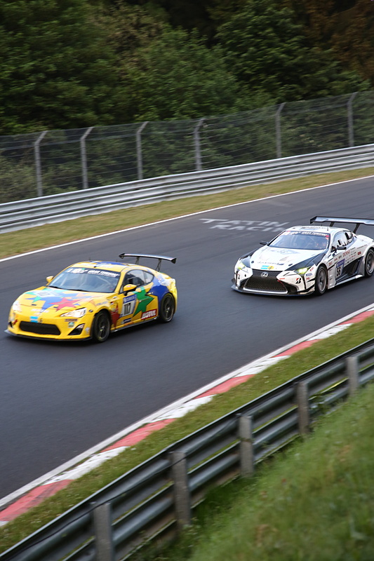 ミッション交換などの作業を行ないつつ、114番手を走行する56号車 Lexus LC