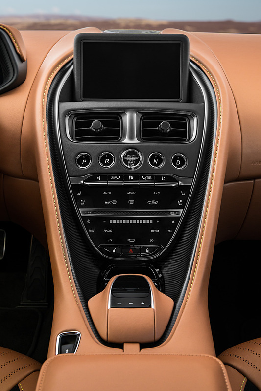 インテリアではモノトーン・レザーとアルカンターラの張地にライムカラーのステッチが施される