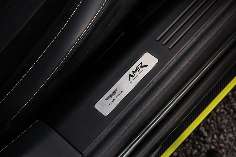 インテリアではダークナイト・レザーとライム・ステッチ、サテンダーク・クローム・スイッチギア、サテン・カーボンファイバー・トリムが採用される