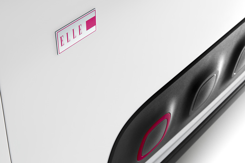 フォグランプトリム、エアカプセルなどにチェリーピンクのアクセントを設定。リアハッチに専用バッヂを装着する