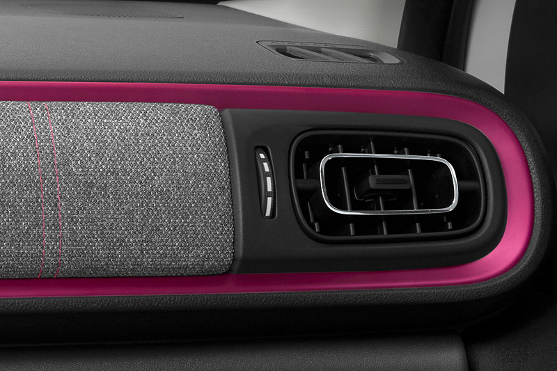 チェリーピンクのアクセントをダッシュボードアクセント、シート、フロアマットに施す“大人かわいいコーデ”を実施