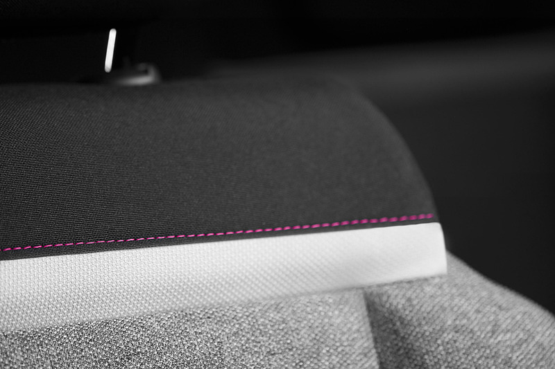 チェリーピンクのアクセントをダッシュボードアクセント、シート、フロアマットに施す“大人かわいいコーデ”を実施