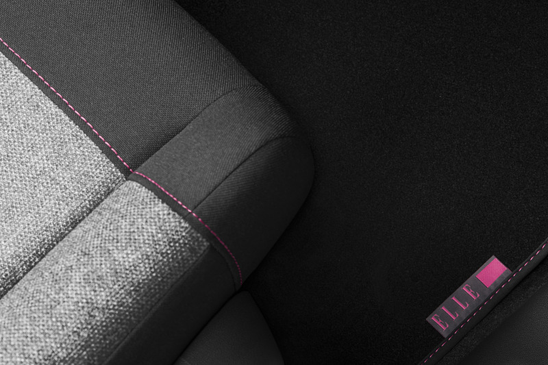 チェリーピンクのアクセントをダッシュボードアクセント、シート、フロアマットに施す“大人かわいいコーデ”を実施