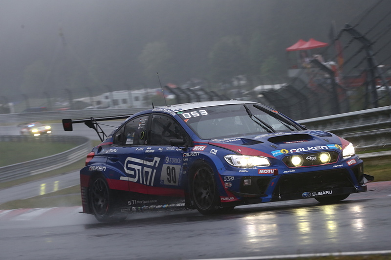 深夜からは雨の中のセッションが続いた