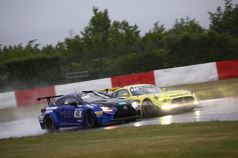 深夜からは雨の中のセッションが続いた