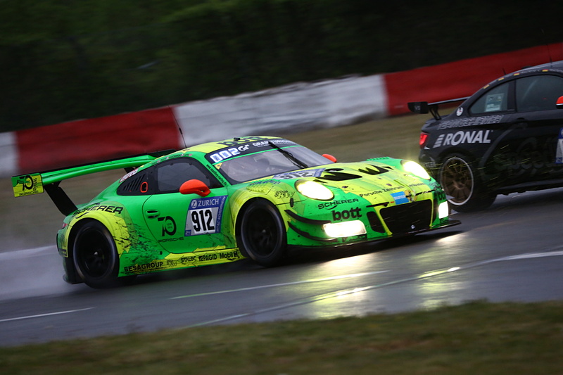 深夜からは雨の中のセッションが続いた