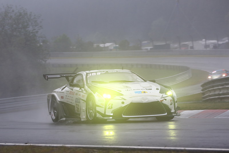 立ちこめた濃霧の中でレースが行なわれるも赤旗で中断