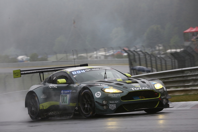 立ちこめた濃霧の中でレースが行なわれるも赤旗で中断