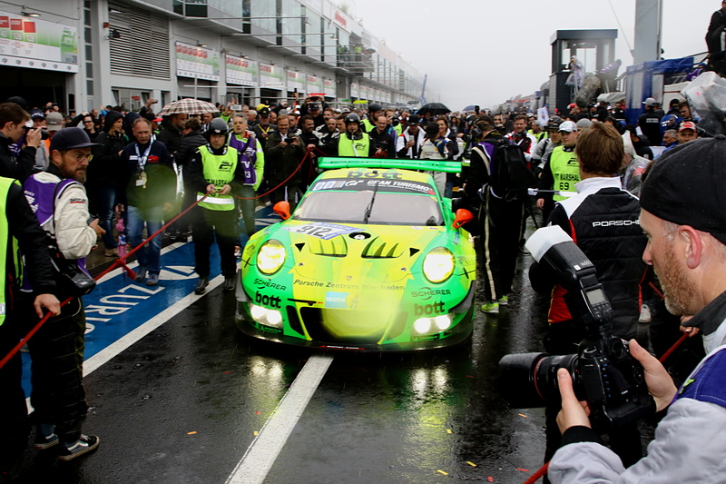 24時間を走り終えた車両がピットへ戻り、表彰式が行なわれた