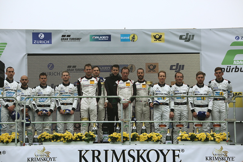 24時間を走り終えた車両がピットへ戻り、表彰式が行なわれた