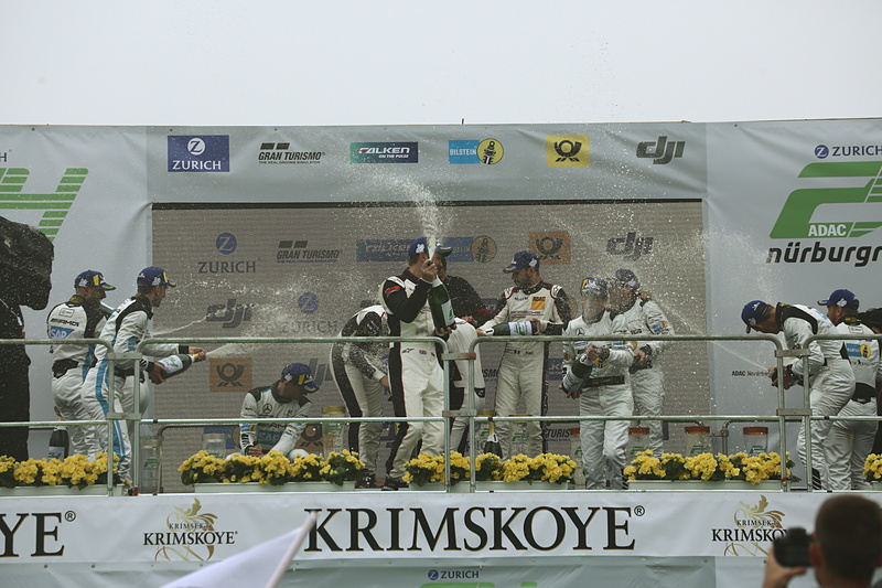 24時間を走り終えた車両がピットへ戻り、表彰式が行なわれた